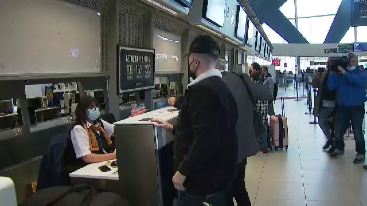 OFICIAL | Dinamo a anunțat oficial transferul lui Sorescu în Polonia. Imagini de la aeroport_8