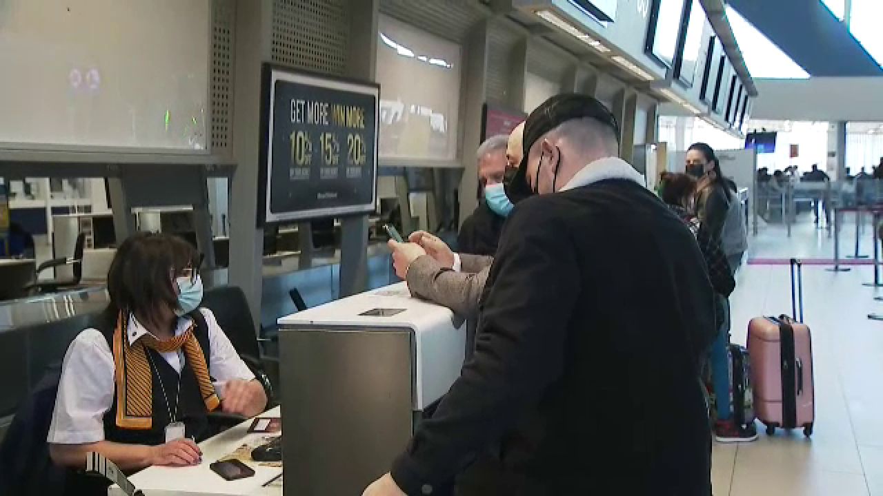 OFICIAL | Dinamo a anunțat oficial transferul lui Sorescu în Polonia. Imagini de la aeroport_9