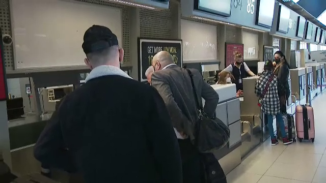 OFICIAL | Dinamo a anunțat oficial transferul lui Sorescu în Polonia. Imagini de la aeroport_13
