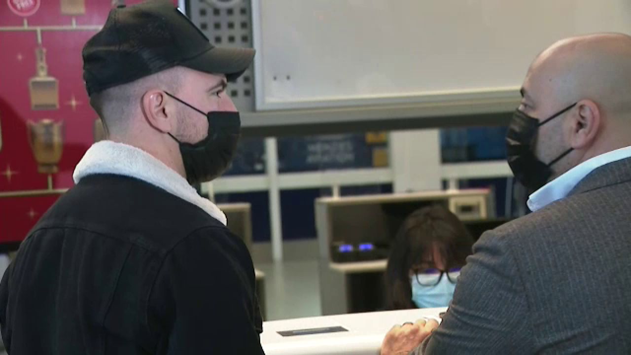 OFICIAL | Dinamo a anunțat oficial transferul lui Sorescu în Polonia. Imagini de la aeroport_16