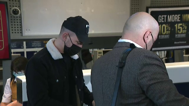OFICIAL | Dinamo a anunțat oficial transferul lui Sorescu în Polonia. Imagini de la aeroport_18