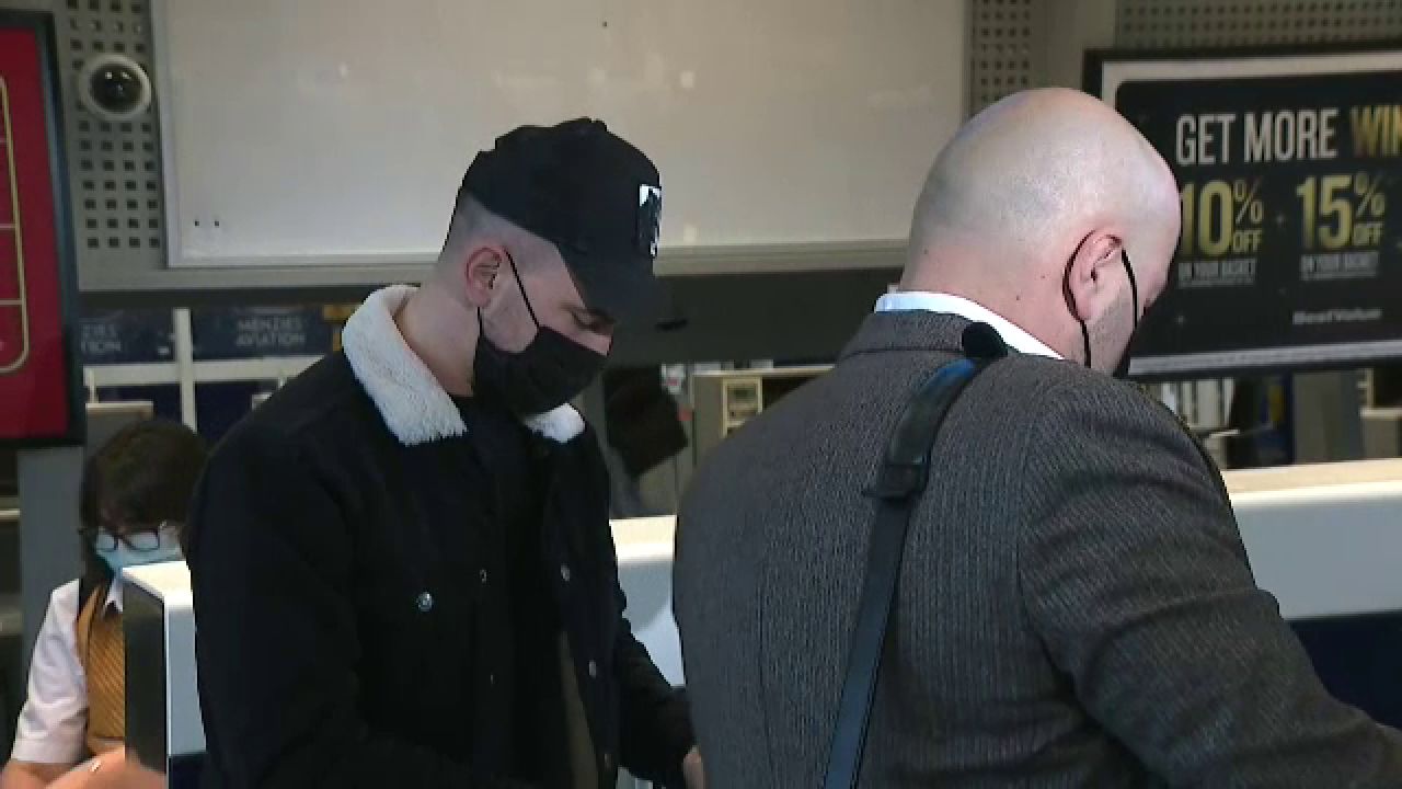 OFICIAL | Dinamo a anunțat oficial transferul lui Sorescu în Polonia. Imagini de la aeroport_18