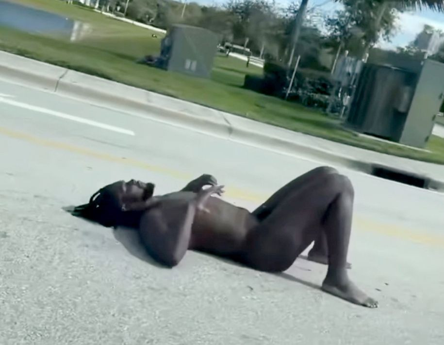 Fotbalist american, arestat după ce a ieșit dezbrăcat pe stradă și a atacat violent un polițist!