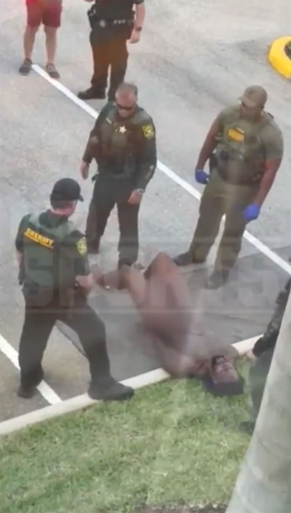 Fotbalist american, arestat după ce a ieșit dezbrăcat pe stradă și a atacat violent un polițist!_5