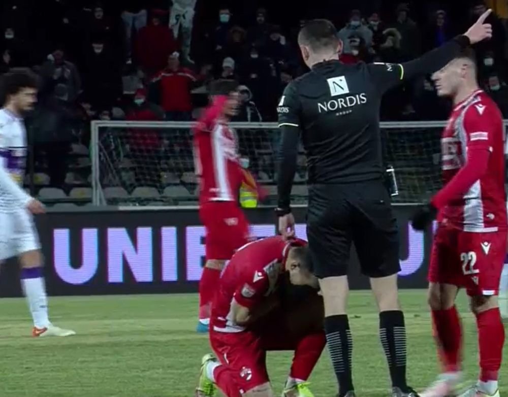 Bîrsan i-a anulat un gol lui Dinamo, iar lui Matei nu i-a venit să creadă! Mijlocașul s-a așezat în genunchi_4