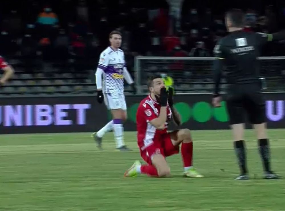 Bîrsan i-a anulat un gol lui Dinamo, iar lui Matei nu i-a venit să creadă! Mijlocașul s-a așezat în genunchi_5