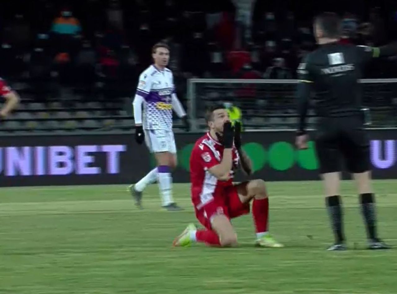 Bîrsan i-a anulat un gol lui Dinamo, iar lui Matei nu i-a venit să creadă! Mijlocașul s-a așezat în genunchi_5