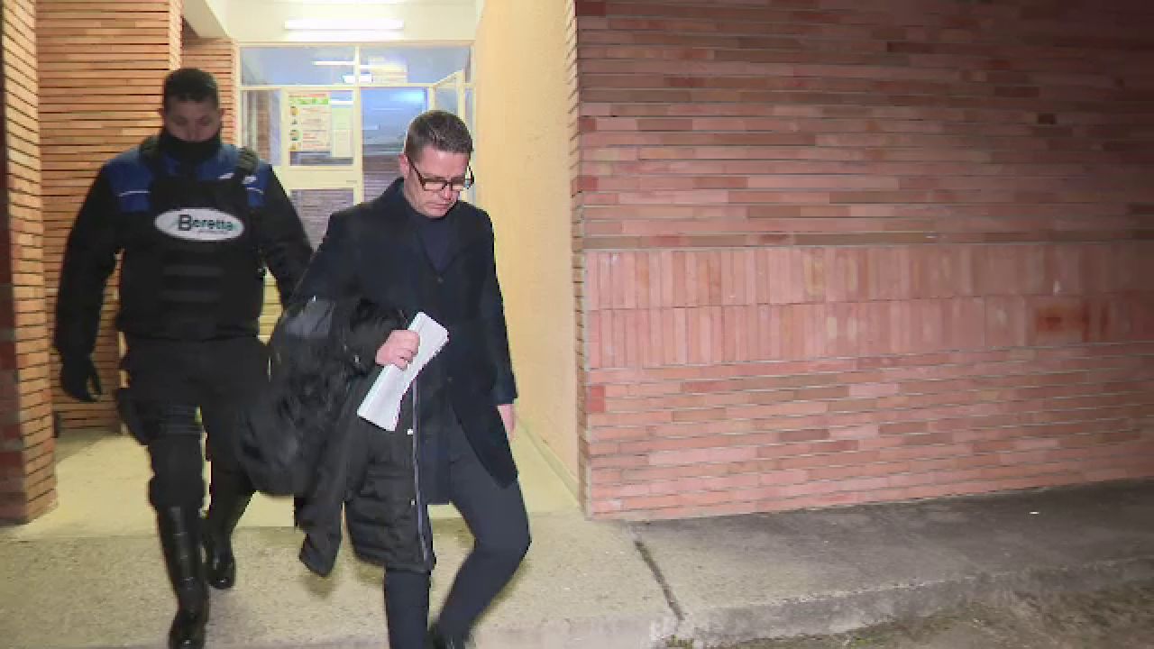 Stoican, păzit de un bodyguard după FC Argeș - Dinamo! A vrut să bage un portar în atac pe finalul partidei_2