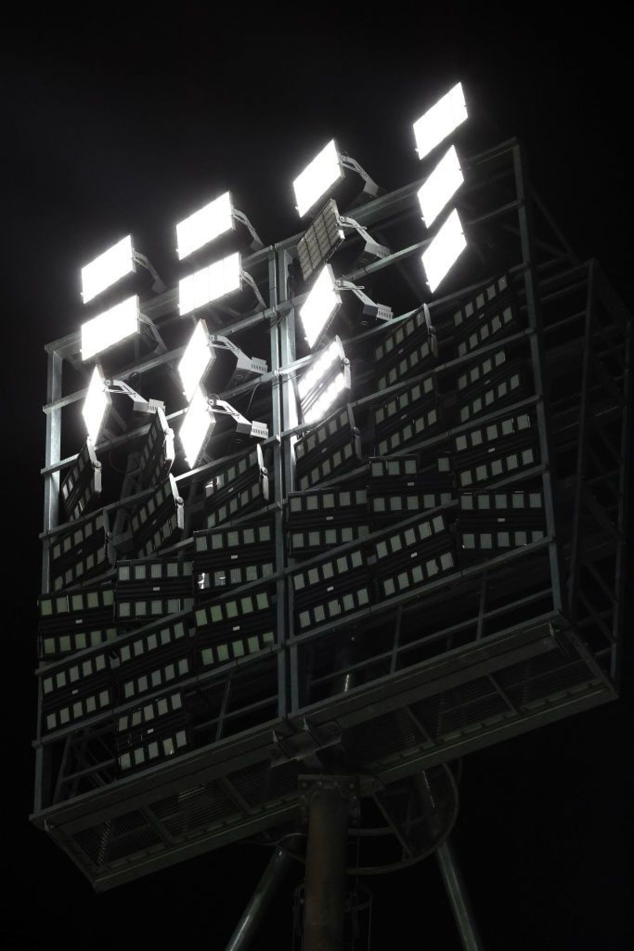 Se întâmplă și la case mai mari! A picat nocturna la un meci din Premier League. Meciul a fost întrerupt_1