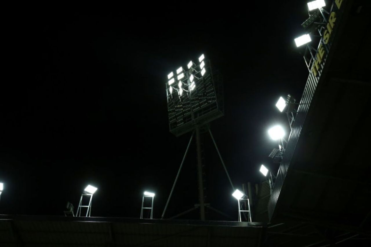 Se întâmplă și la case mai mari! A picat nocturna la un meci din Premier League. Meciul a fost întrerupt_4