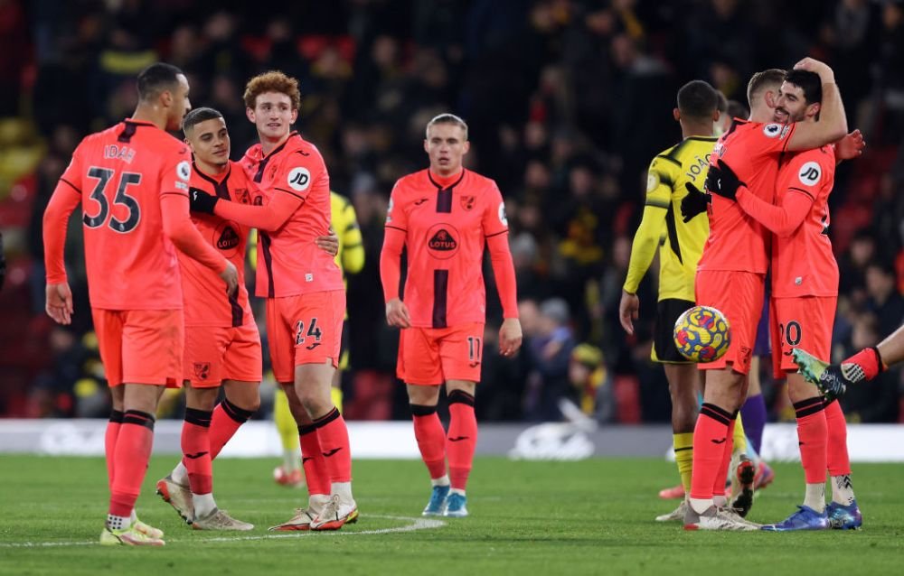 Se întâmplă și la case mai mari! A picat nocturna la un meci din Premier League. Meciul a fost întrerupt_9