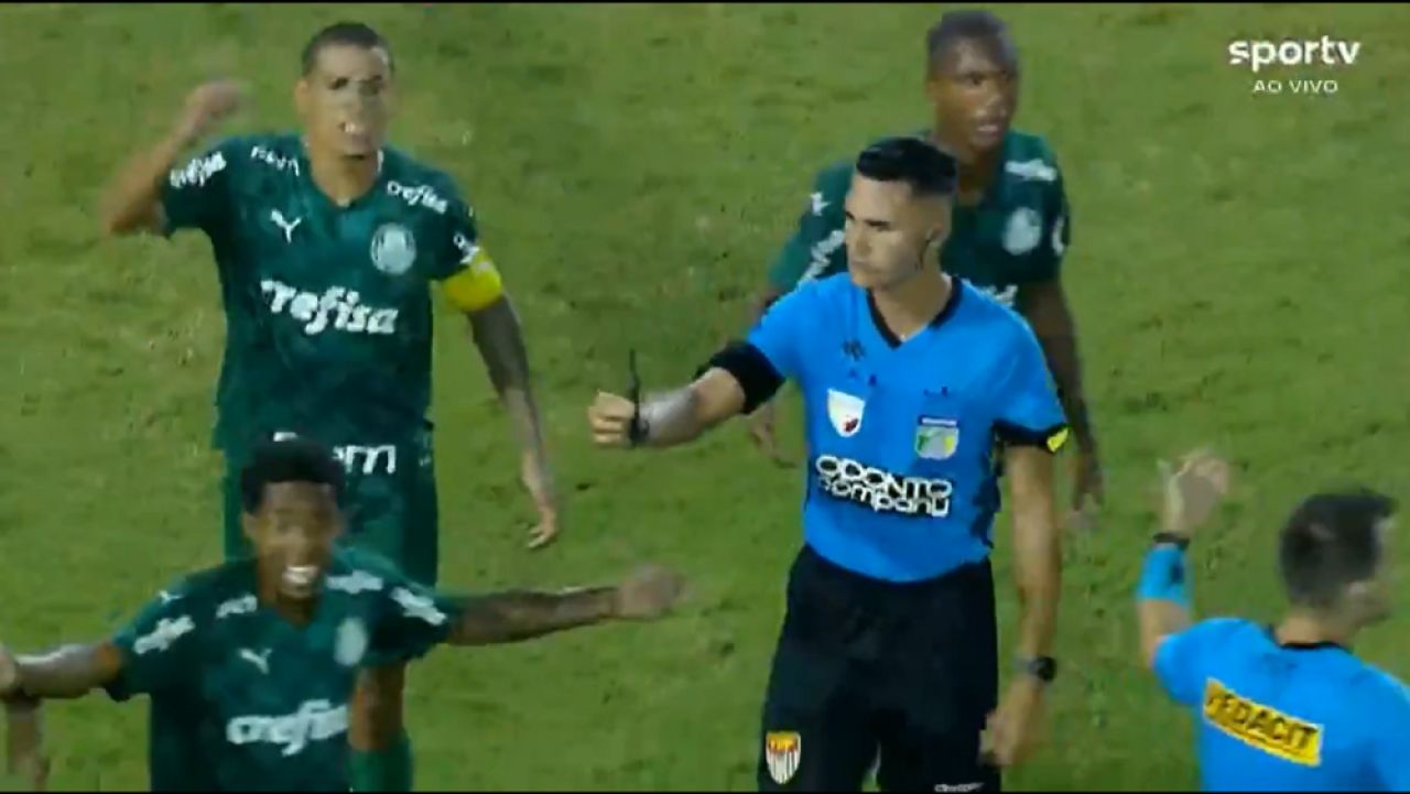 S-a aruncat un cuțit din tribună, în timpul meciului! Arma a ajuns la arbitru, dar partida a continuat! Momente incredibile_1