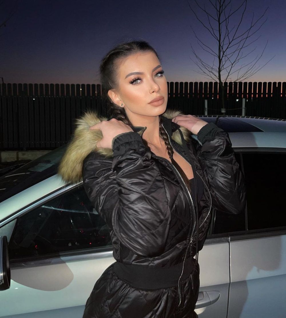 Talismanul norocos al lui Andrei Ivan! Cine este focoasa brunetă care l-a susținut din tribună la meciul cu Rapid _14