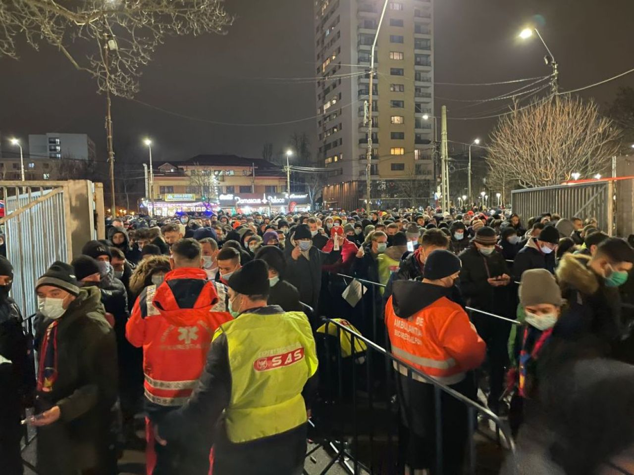 Haos la porțile Arenei Naționale! Suporterii, blocați în afara stadionului. Fanii, nervoși că au ratat startul de meci_1