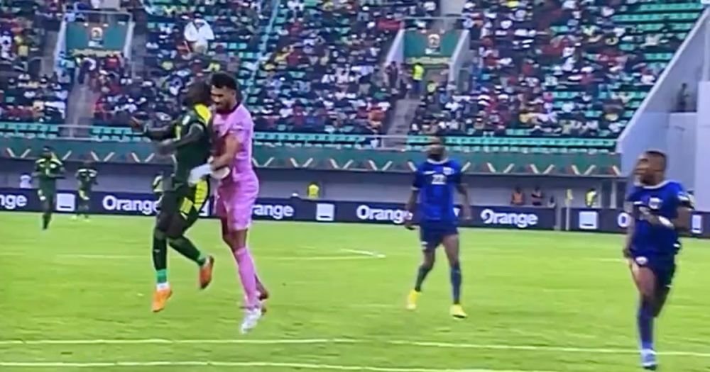 Momente de panică la Cupa Africii! Sadio Mane s-a ciocnit de portarul advers și a rămas întins pe gazon_2