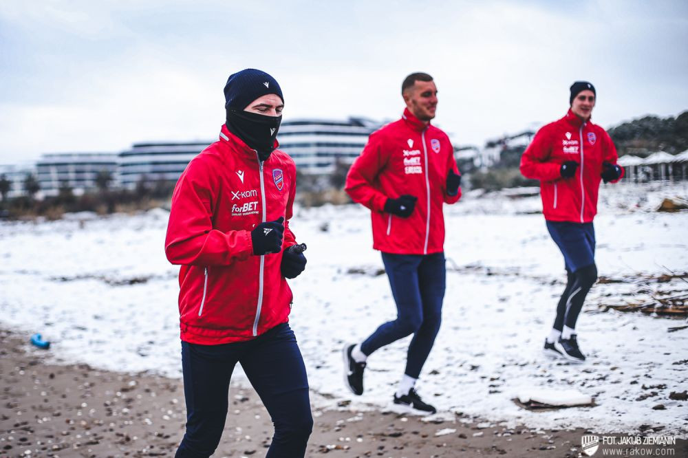 Zăpadă și palmieri! Imagini spectaculoase cu Sorescu de la antrenamentele cu noua sa echipă, Rakow