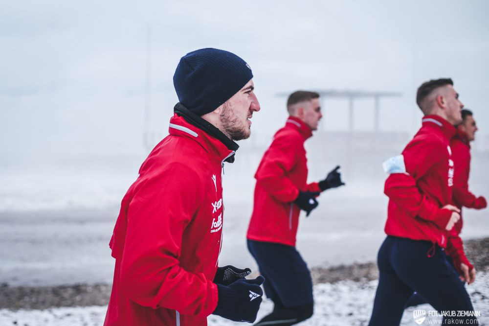 Zăpadă și palmieri! Imagini spectaculoase cu Sorescu de la antrenamentele cu noua sa echipă, Rakow_2