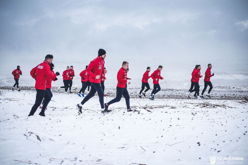 Zăpadă și palmieri! Imagini spectaculoase cu Sorescu de la antrenamentele cu noua sa echipă, Rakow_3