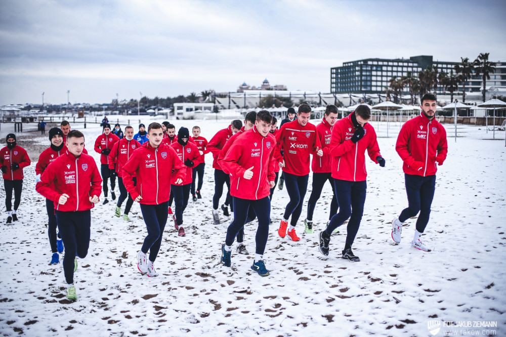 Zăpadă și palmieri! Imagini spectaculoase cu Sorescu de la antrenamentele cu noua sa echipă, Rakow_5