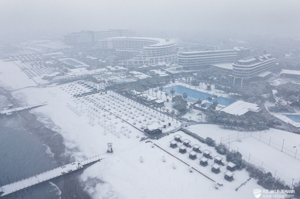 Zăpadă și palmieri! Imagini spectaculoase cu Sorescu de la antrenamentele cu noua sa echipă, Rakow_7