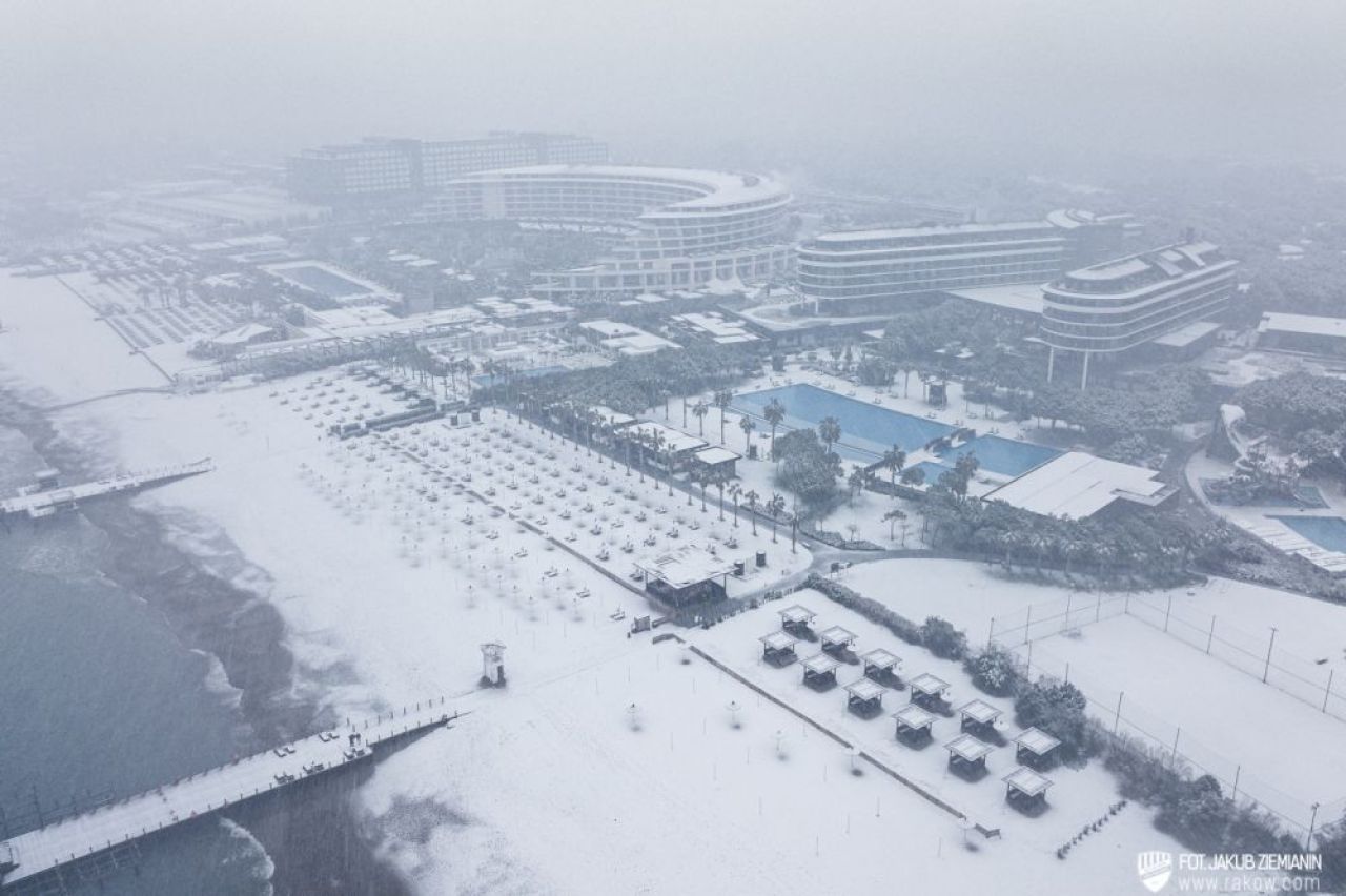 Zăpadă și palmieri! Imagini spectaculoase cu Sorescu de la antrenamentele cu noua sa echipă, Rakow_7