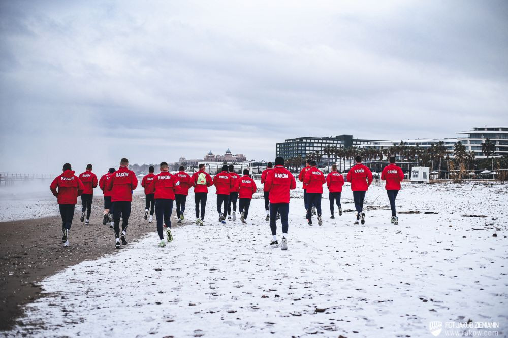 Zăpadă și palmieri! Imagini spectaculoase cu Sorescu de la antrenamentele cu noua sa echipă, Rakow_8