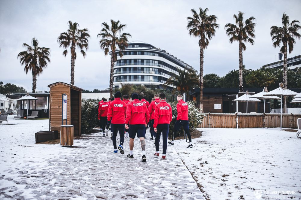 Zăpadă și palmieri! Imagini spectaculoase cu Sorescu de la antrenamentele cu noua sa echipă, Rakow_9