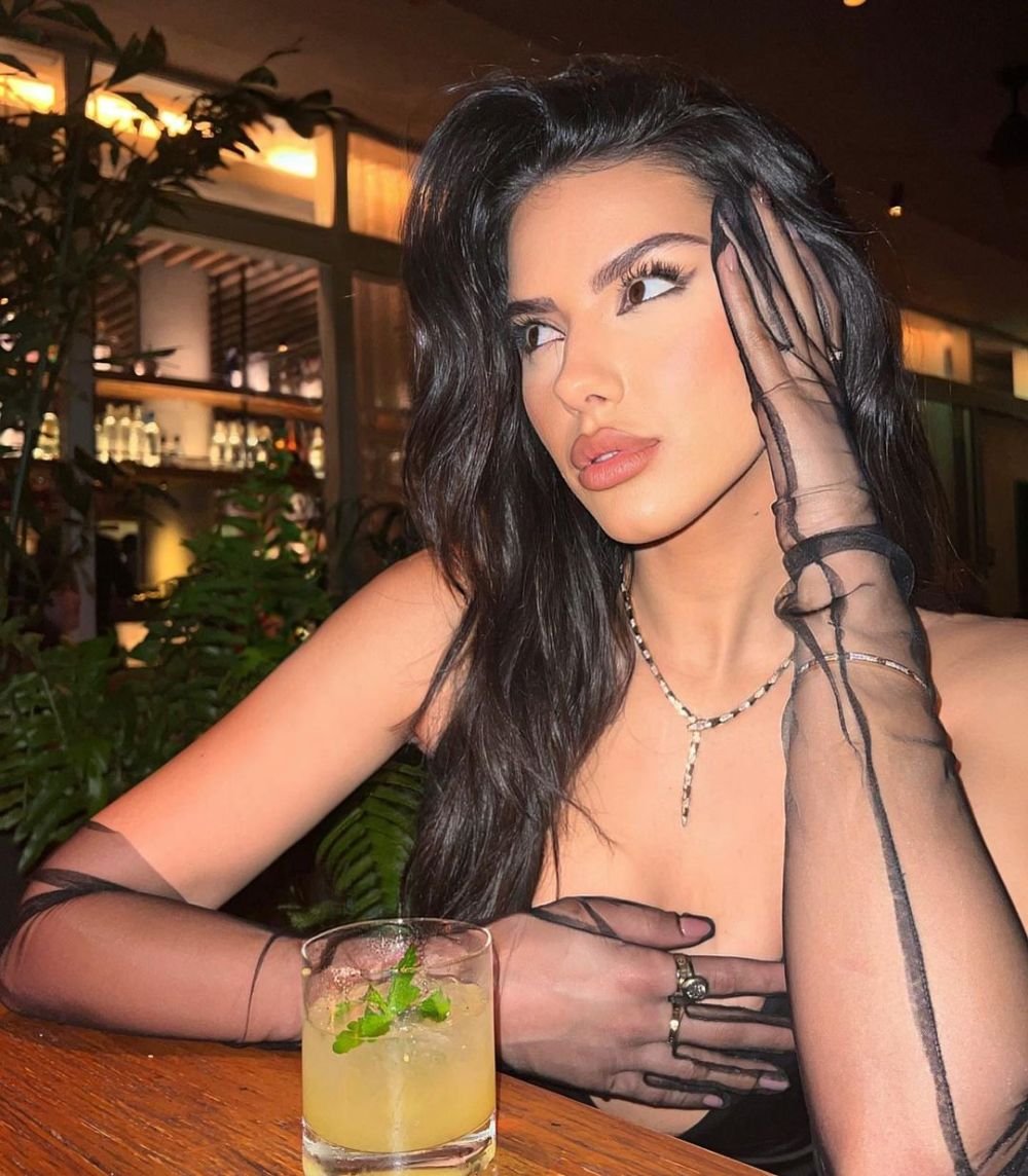 Modelul care a ales un costum de baie prea mic pentru formele sale. Cum a apărut la plajă _5