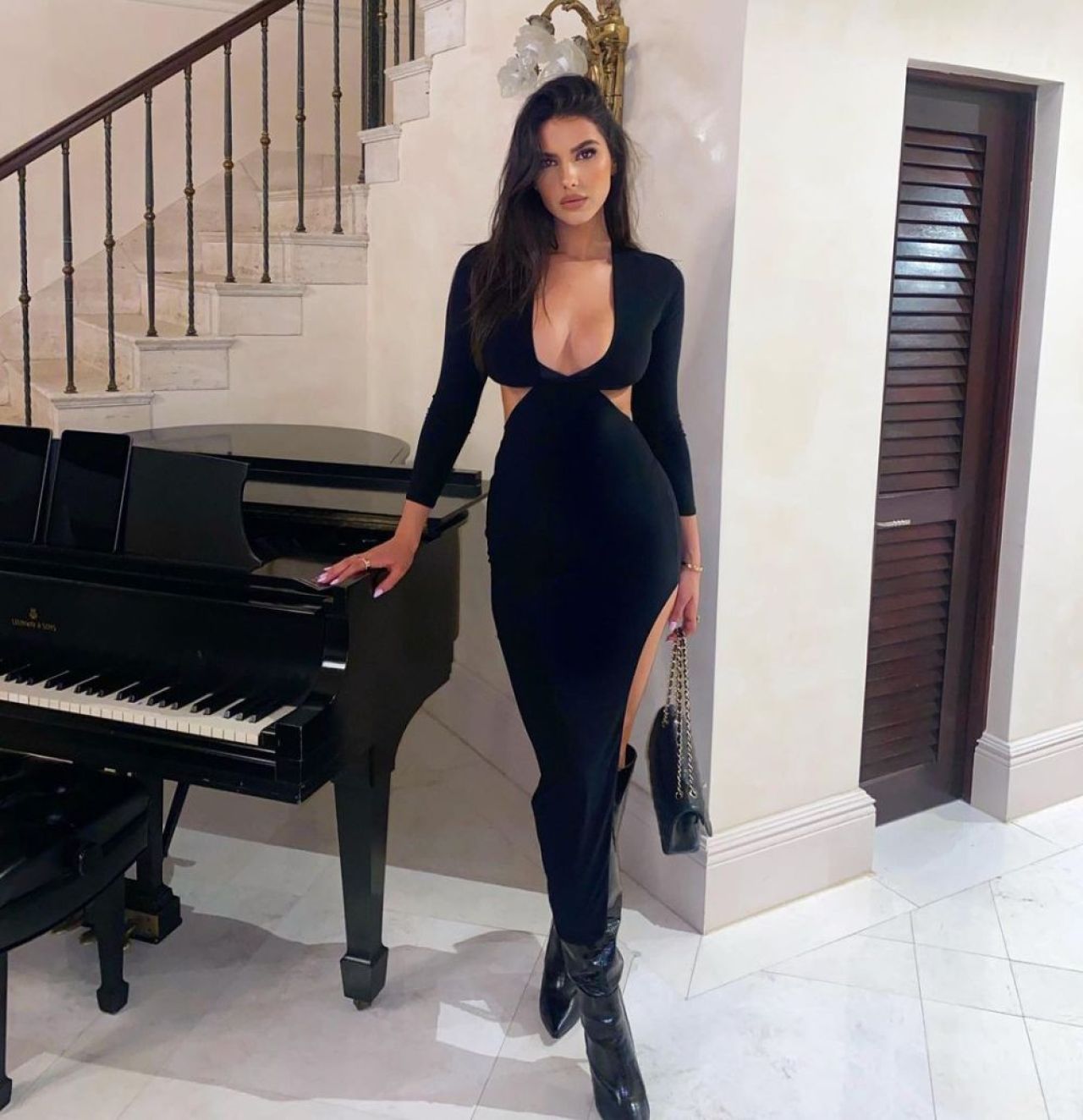 Modelul care a ales un costum de baie prea mic pentru formele sale. Cum a apărut la plajă _8