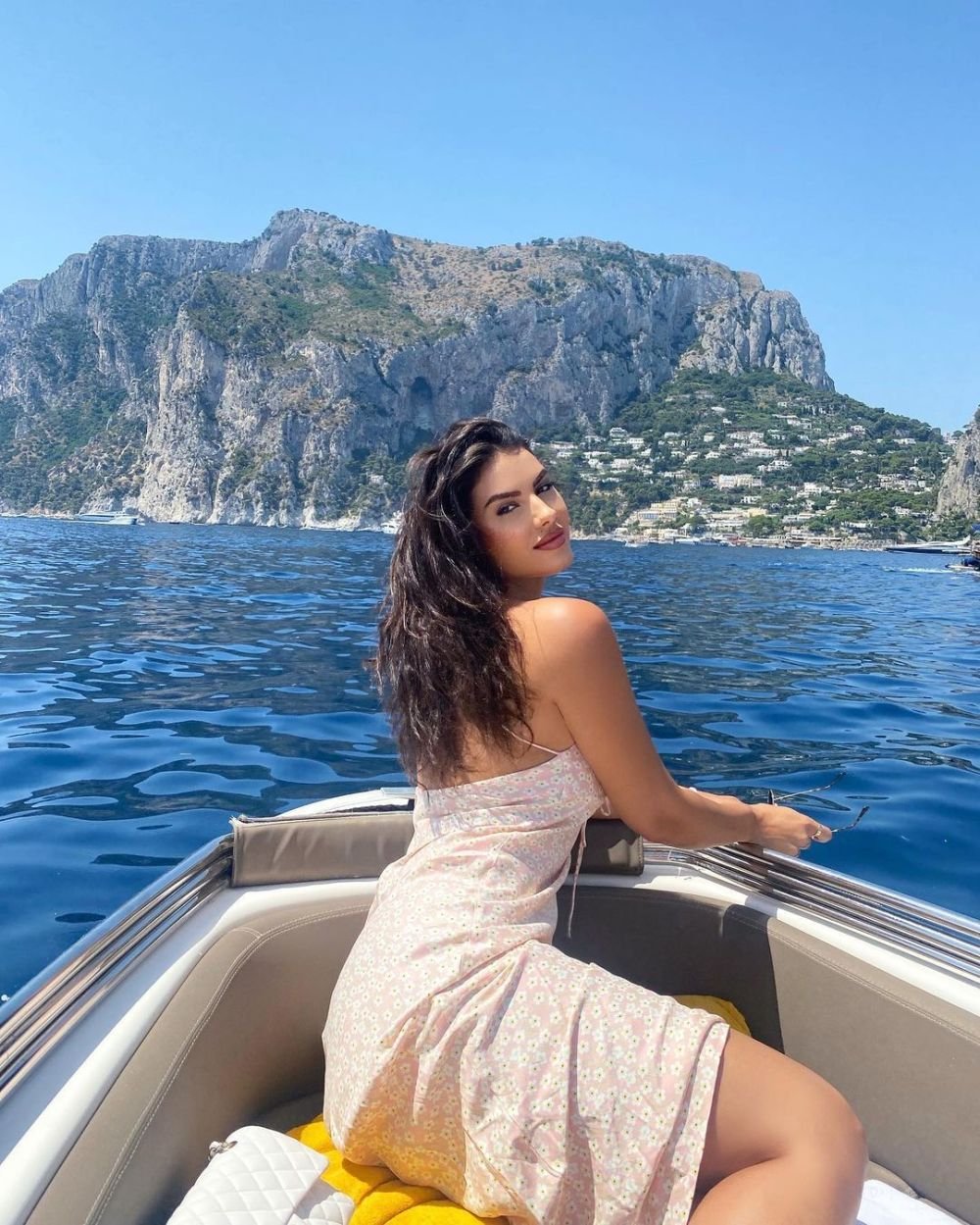 Modelul care a ales un costum de baie prea mic pentru formele sale. Cum a apărut la plajă _18