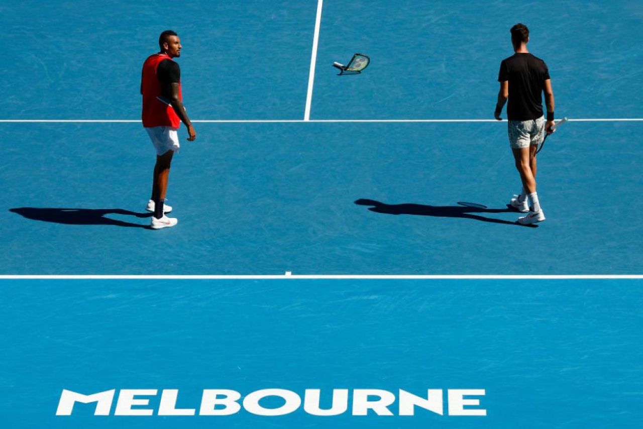 Nu se calmează niciodată! Nick Kyrgios i-a arătat unui spectator degetul mijlociu și a spart o rachetă în semifinala AO _3
