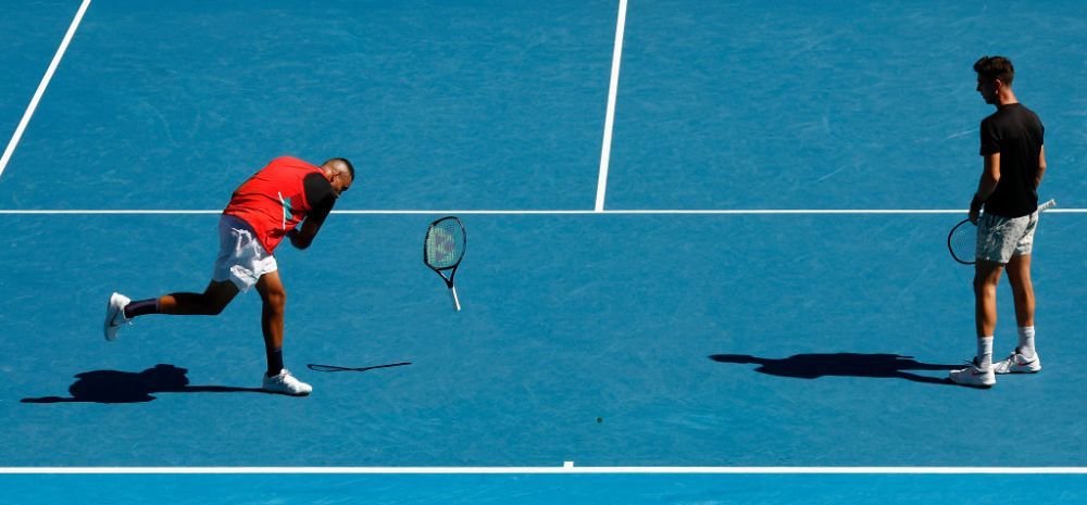 Nu se calmează niciodată! Nick Kyrgios i-a arătat unui spectator degetul mijlociu și a spart o rachetă în semifinala AO _7