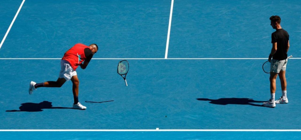 Nu se calmează niciodată! Nick Kyrgios i-a arătat unui spectator degetul mijlociu și a spart o rachetă în semifinala AO _7