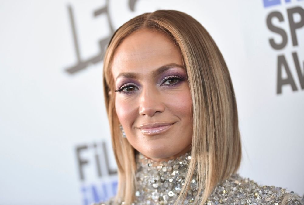 Fiica lui Jennifer Lopez, departe de stilul vestimentar sexy al vedetei. Cum arată Emme, considerată „Rățușca cea urâtă”, la 13 ani _13