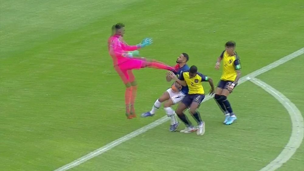 Portarul s-a dus cu talpa direct pe gâtul jucătorului Braziliei! Intrarea horror pentru care a văzut roșu după ce arbitrul a verificat la VAR_3