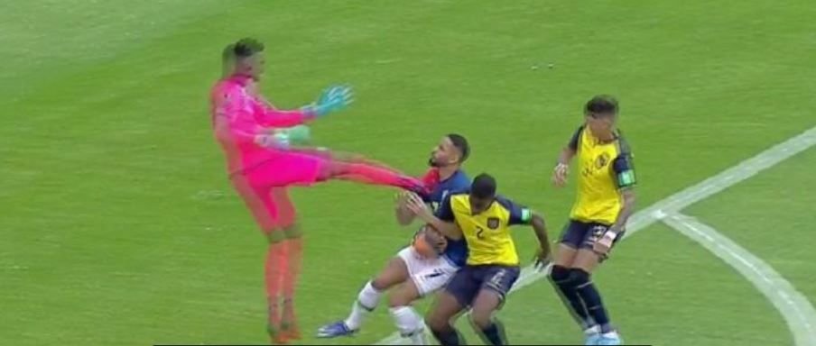 Portarul s-a dus cu talpa direct pe gâtul jucătorului Braziliei! Intrarea horror pentru care a văzut roșu după ce arbitrul a verificat la VAR_4