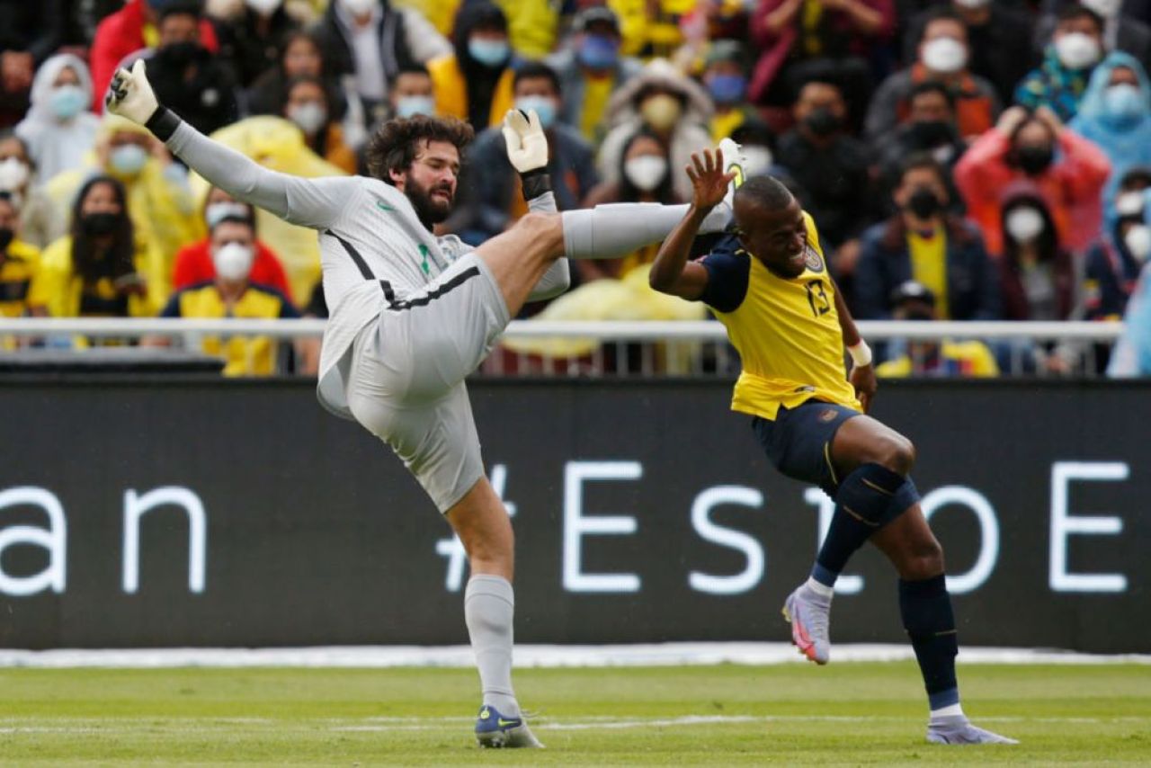 Alisson a fost eliminat de două ori, dar a terminat meciul pe teren. Cum a fost posibil așa ceva_1