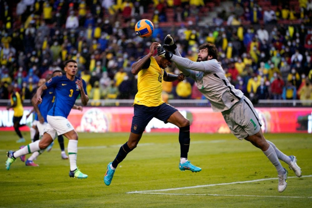 Alisson a fost eliminat de două ori, dar a terminat meciul pe teren. Cum a fost posibil așa ceva_3