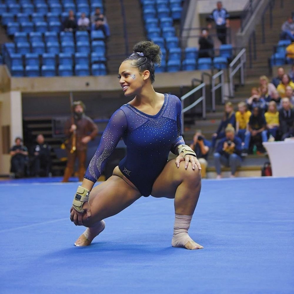 De pe podiumurile gimnasticii, direct pe cel mai popular site pentru adulți! O fostă gimnastă s-a reprofilat și vinde poze sexy cu ea