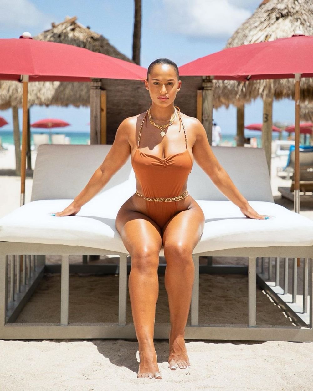 De pe podiumurile gimnasticii, direct pe cel mai popular site pentru adulți! O fostă gimnastă s-a reprofilat și vinde poze sexy cu ea _6