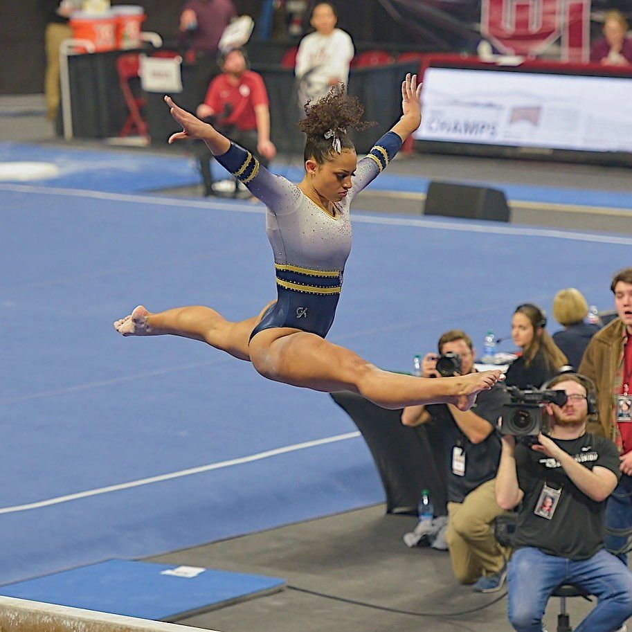 De pe podiumurile gimnasticii, direct pe cel mai popular site pentru adulți! O fostă gimnastă s-a reprofilat și vinde poze sexy cu ea _13