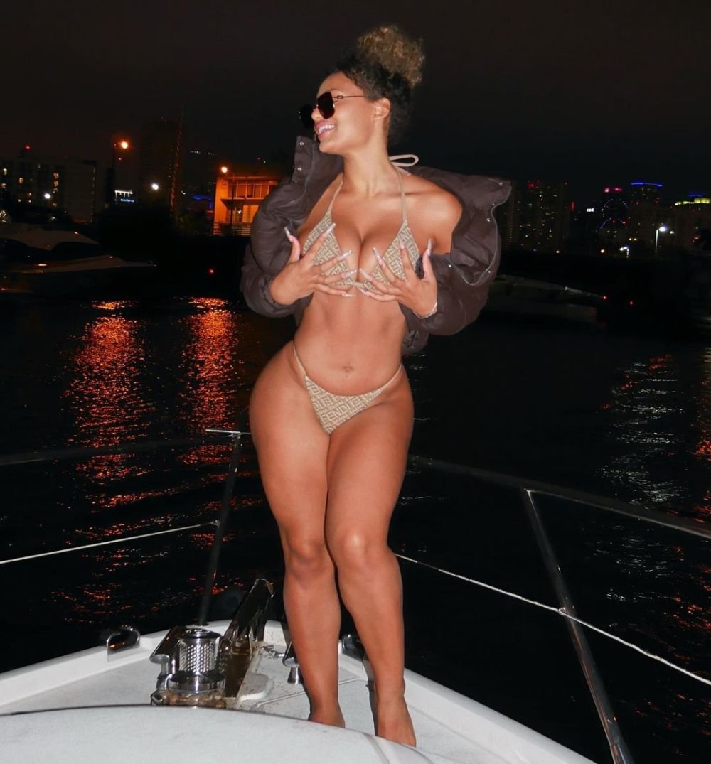 De pe podiumurile gimnasticii, direct pe cel mai popular site pentru adulți! O fostă gimnastă s-a reprofilat și vinde poze sexy cu ea _19