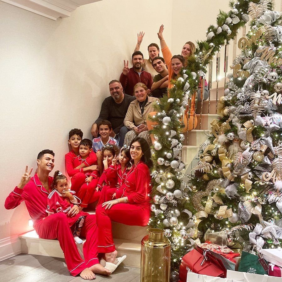 Nici &icirc;n vacanță nu are liniște! Ronaldo a povestit prima ieșire cu Georgina: &bdquo;Peruca &icirc;mi tot aluneca pe spate! Mă vor prinde!&rdquo;