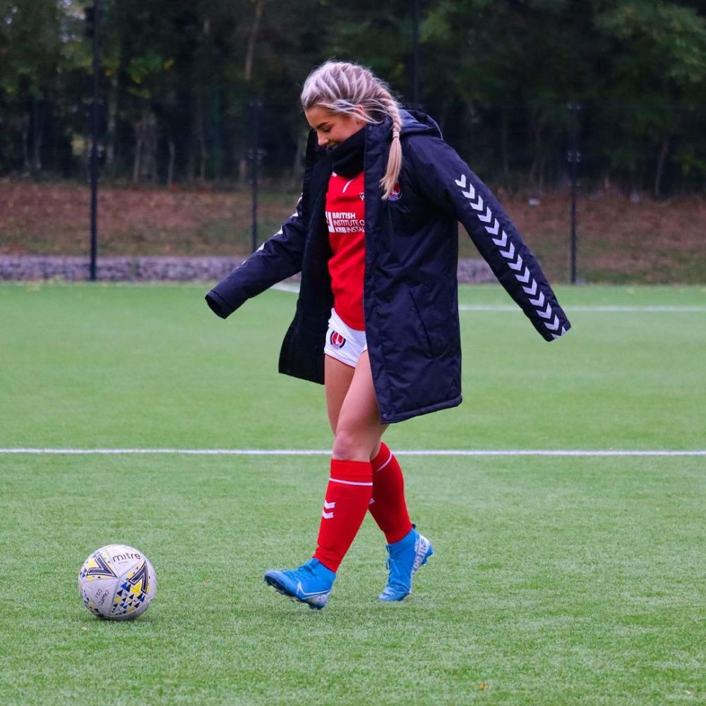 A fost dată afară din fotbal, iar &icirc;ntr-un an a făcut 600.000 de euro! Cum arată cea care a &icirc;nnebunit internetul cu formele sale