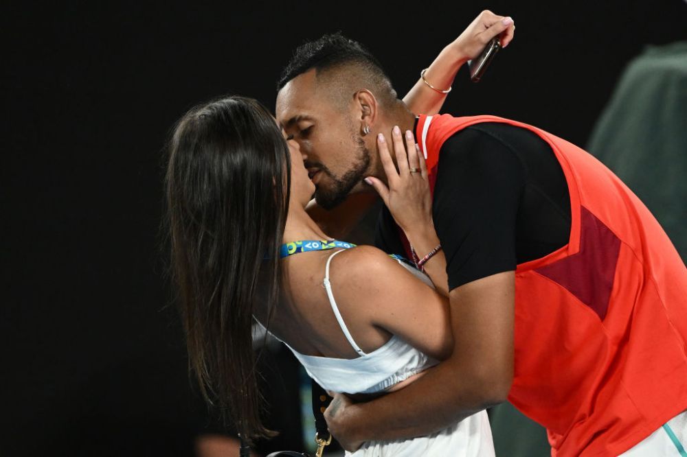 Campionul de Grand Slam, Nick Kyrgios și-a sărutat pasional iubita pe terenul de joc, în văzul a mii de australieni_7