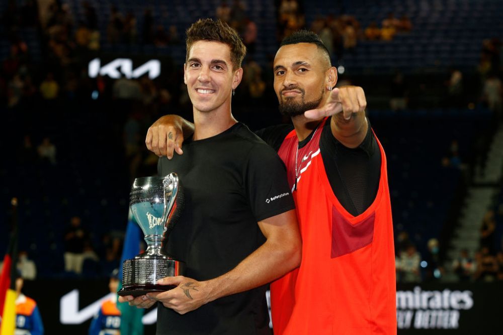 Campionul de Grand Slam, Nick Kyrgios și-a sărutat pasional iubita pe terenul de joc, în văzul a mii de australieni_10