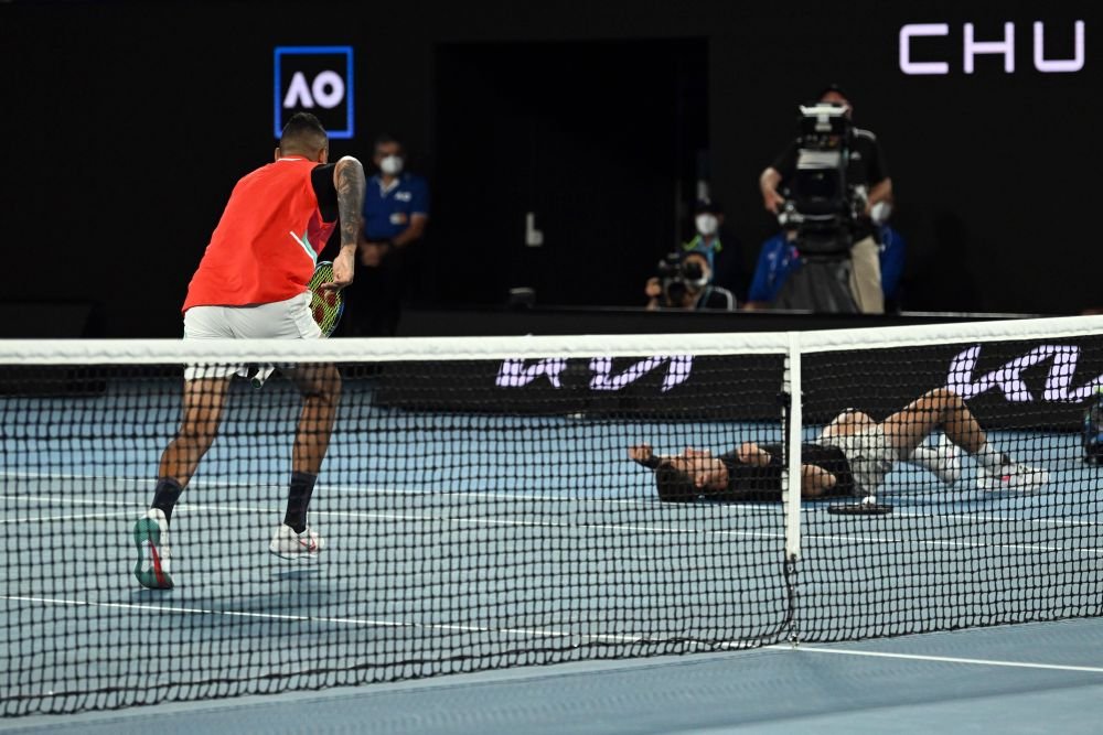 Campionul de Grand Slam, Nick Kyrgios și-a sărutat pasional iubita pe terenul de joc, în văzul a mii de australieni_12
