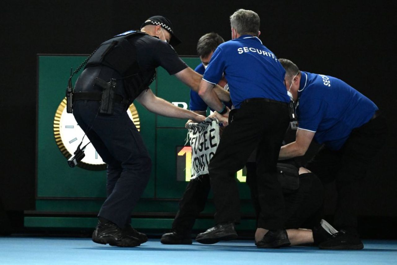 Jimmy Jump, tu ești? Un fan a intrat pe teren într-un moment critic al finalei Nadal - Medvedev de la Melbourne_18