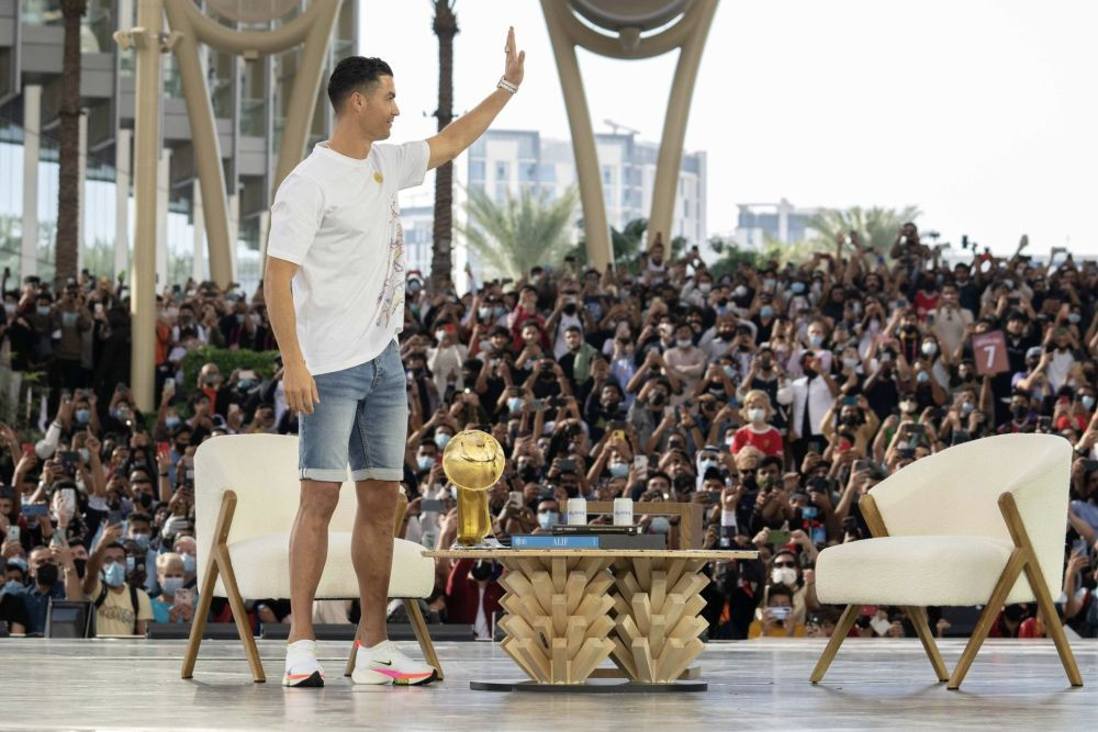 Cristiano Ronaldo a dat Instagramul peste cap! Postarea care a adunat 6 milioane de like-uri &icirc;ntr-o oră: &bdquo;Prezentul și viitorul&rdquo;
