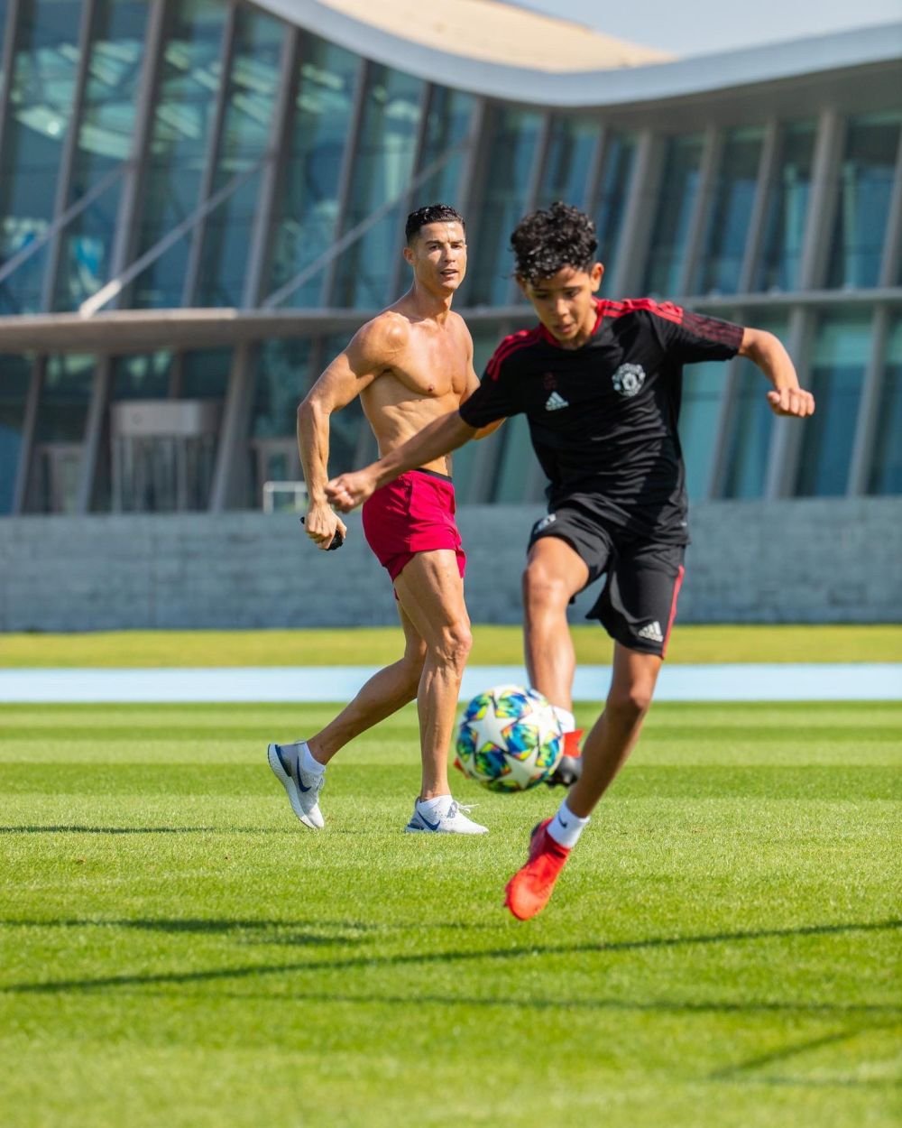 Cristiano Ronaldo a dat Instagramul peste cap! Postarea care a adunat 6 milioane de like-uri într-o oră: „Prezentul și viitorul”_2